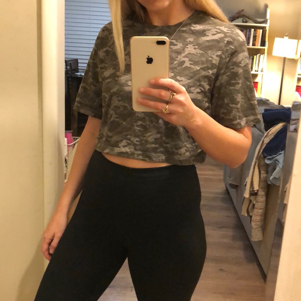 CROP CAMO WORKOUT TEE